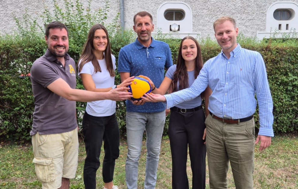 v.l.n.r.: Franz Hebenstreit (Sportstadtrat Tulln), Alexandra Pany (Sektionsleiterin Volleyball Schulsportklub Klosterneuburg), Fahrudin Burek (Trainer UVC Tulln), Lea Resch (Obfrau UVC Tulln), Konrad Eckl (Sportstadtrat Klosterneuburg)